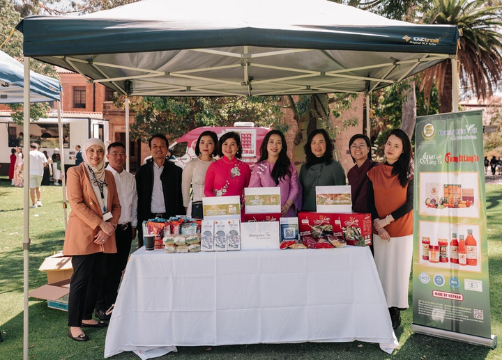 Đại diện Hiệp hội Khởi nghiệp và Đổi mới sáng tạo Việt Nam - Australia cùng các doanh nghiệp đến từ Việt Nam với gian hàng trưng bày, quảng bá các sản phẩm "Made in Vietnam" đến với cộng đồng đa sắc tộc tại Tây Úc.