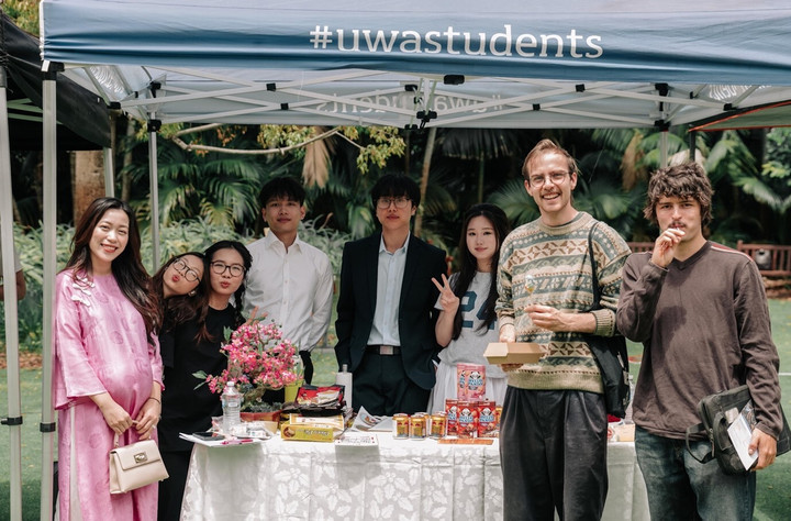 Các bạn trẻ sinh viên, du học sinh Việt với gian hàng trưng bày các sản phẩm của một Doanh nghiệp Tây Úc.