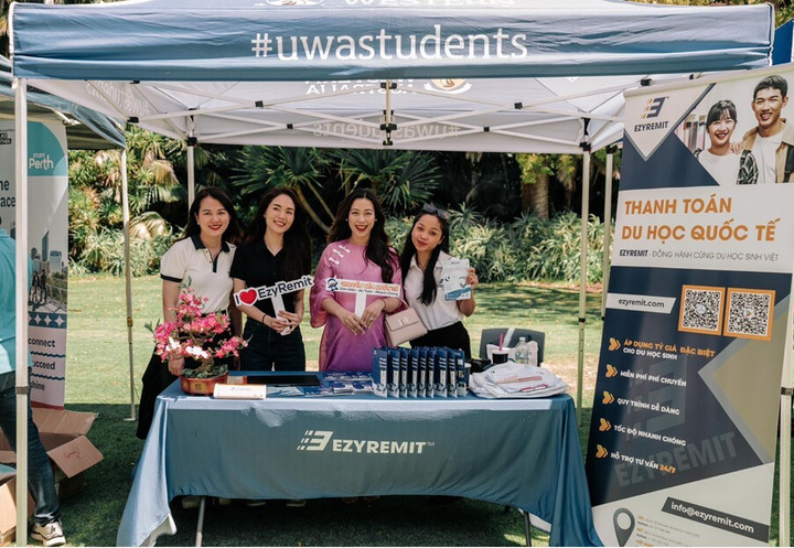 Bà Hannah Vũ, Giám đốc Điều hành chương trình Xuân quê hương tại Perth, cùng công ty fintech EZYREMIT - một doanh nghiệp Úc được sáng lập bởi người Việt, chuyên cung cấp các giải pháp thanh toán quốc tế, hiện đang hoạt động tại Úc, Canada, New Zealand, Mỹ và Việt Nam.