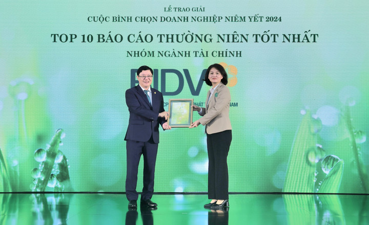 Ông Đoàn Việt Nam, Phó Tổng Giám đốc BIDV, đại diện nhận giải thưởng “Top 10 báo cáo thường niên tốt nhất – nhóm ngành tài chính”.