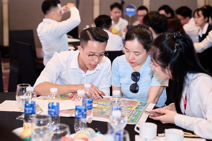 Khách hàng tìm hiểu thông tin dự án.