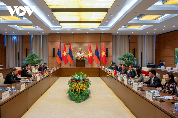 Sau lễ đón, hai bên tiến hành hội đàm.