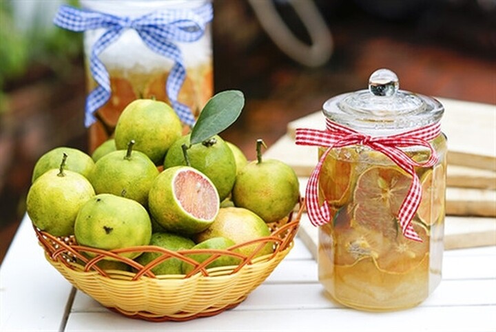 Chanh đào ngâm đường phèn mật ong là một bài thuốc công hiệu chữa các bệnh đường hô hấp. (Ảnh: PasGo)