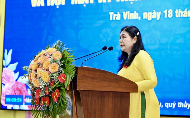 TS. Thạch Thị Dân - Phó Hiệu trưởng nhà trường - đọc thư chúc mừng năm học mới của Chủ tịch nước và Thư chúc mừng Ngày Nhà giáo Việt Nam 20/11.