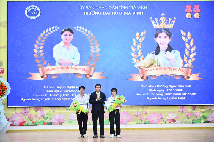 PGS.TS. Nguyễn Minh Hòa, Hiệu trưởng nhà trường, trao giấy khen và phần thưởng cho tân thủ khoa, á khoa.