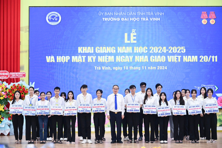 GS.TS. Nguyễn Thiện Nhân trao học bổng Ông Bà GS.TS. Nguyễn Thiện Thành cho sinh viên.