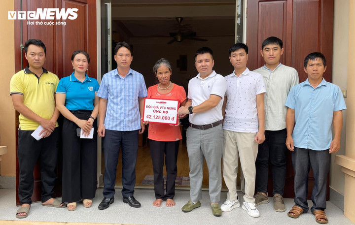 Đại diện Báo điện tử VTC News và lãnh đạo UBND xã An Khê trao số tiền độc giả ủng hộ tới gia đình anh Sang. (Ảnh: Khắc Việt)