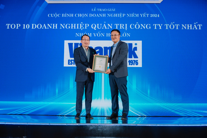 Đại diện Vinamilk (bên trái) đón nhận danh hiệu Top 10 Doanh nghiệp Quản trị công ty tốt nhất (nhóm vốn hóa lớn) năm thứ 10 liên tiếp.