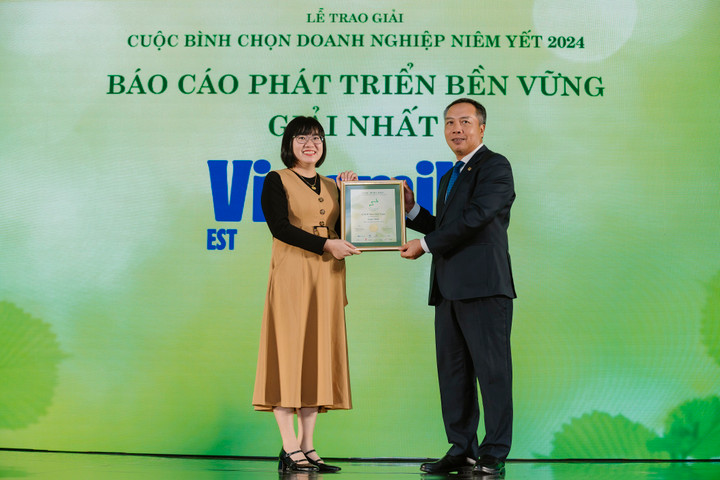 Vinamilk tiếp tục giành Giải nhất Báo cáo phát triển bền vững và kéo dài thành tích 12 năm liên tiếp nằm trong Top 3.