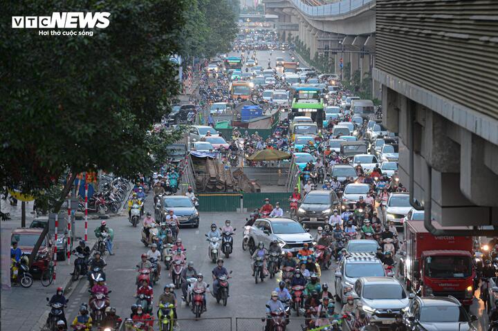 Lực lượng thanh tra giao thông yêu cầu nhà thầu là Công ty Cổ phần xây lắp Khánh An nhanh chóng thi công trở lại, hoàn thành các hàng rào thi công trên phố Vũ Trọng Khánh trước Tết Nguyên đán 2025, với các hàng rào trên đường Trần Phú thi công và hoàn thành trong năm 2025 theo tiến độ thi công đã được cơ quan chức năng phê duyệt.