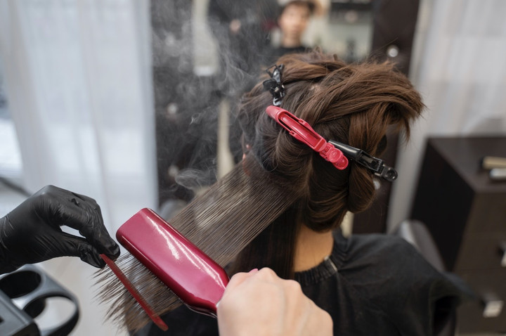 Thường xuyên tạo kiểu nhiệt độ cao khiến sợi tóc yếu, dễ gãy rụng.