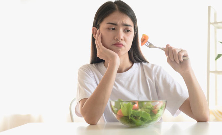 Nhịn ăn, bỏ bữa sẽ khiến tóc yếu, dễ gãy rụng.