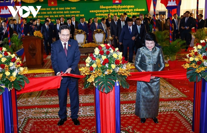 Chủ tịch Quốc hội Trần Thanh Mẫn và Chủ tịch Quốc hội Campuchia Khuon Sudary chủ trì lễ khánh thành và trao tặng công trình Tòa nhà hành chính Quốc hội Vương quốc Campuchia.