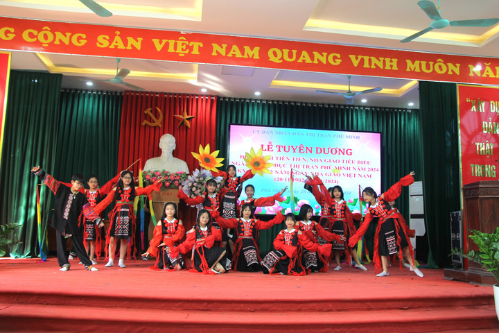 Trường THCS thị trấn Phú Minh đã góp tiết mục văn nghệ chào mừng ngày Nhà giáo Việt Nam.