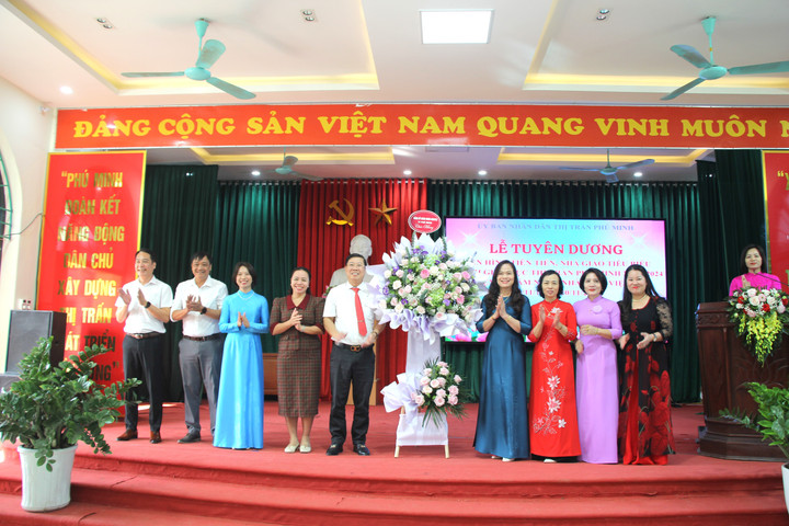 Lãnh đạo Đảng ủy, UBND thị trấn Phú Minh tặng hoa chúc mừng các thầy cô nhân ngày Nhà giáo Việt Nam.