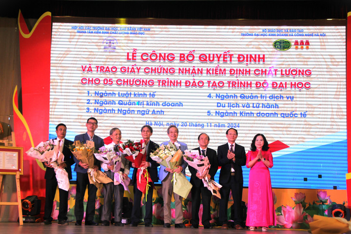 GS.TS. Nguyễn Công Nghiệp, Phó Hiệu trưởng Thường trực nhà trường, tặng hoa chúc mừng cho đại diện 5 chuyên ngành.