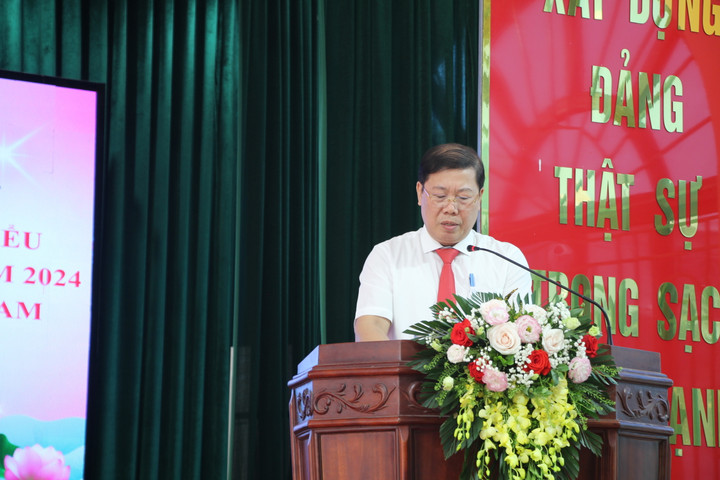 Ông Trần Quang Trung, Bí thư Đảng ủy thị trấn Phú Minh (Phú Xuyên,HN) gửi lời tri ân sâu sắc tới các thầy cô giáo, cán bộ, các cựu nhà giáo trong ngày Nhà giáo Việt Nam 20/11. Đồng thời ông Trần Quang Trung cũng đề nghị các cấp nhà trường cần thực hiện tốt một số nhiệm vụ được đề ra, “dù khó khăn đến đâu cũng phải tiếp tục thi đua thầy dậy tốt, trò học tốt”.