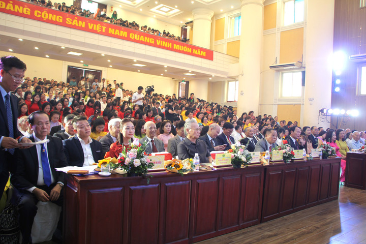 Đông đủ các thầy, cô giáo, cựu nhà giáo, cán bộ Trường ĐH Kinh doanh và Công nghệ HN dự lễ tri ân ngày Nhà giáo Việt Nam.