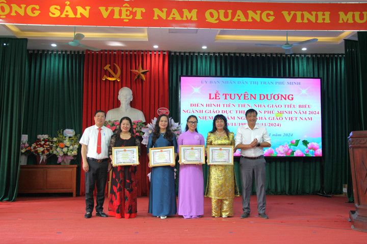 Lãnh đạo thị trấn Phú Minh trao tặng Danh hiệu tập thể Lao động tiên tiến cho các nhà trường.