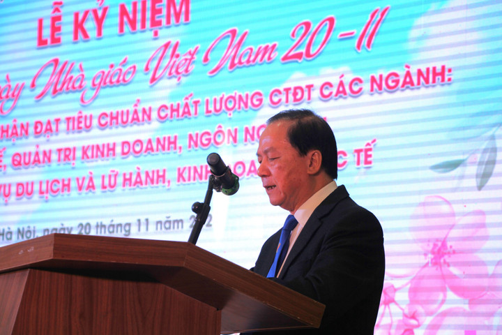 Ông Nguyễn Hữu Chiến, Chủ tịch Công đoàn Nhà trường, phát động thi đua chào mừng ngày Nhà giáo Việt Nam và hướng tới kỷ niệm 30 năm ngày thành lập trường.