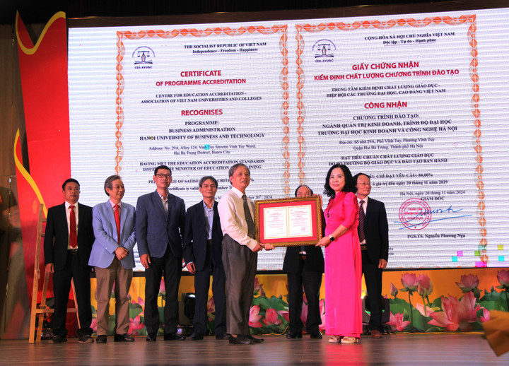 Bà Nguyễn Phương Nga Giám đốc Trung tâm kiểm định chất lượng giáo dục, Hiệp hội các Trường Đại học, Cao đẳng Việt Nam trao Giấy chứng nhận cho đại diện các ngành.
