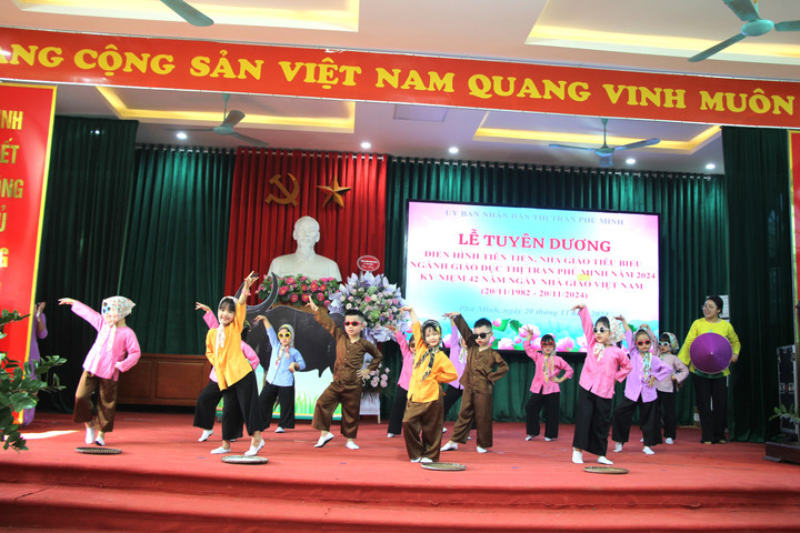 Tiết mục nhảy hiện đại Đưa cơm cho mẹ đi cày của Trường mầm non thị trấn Phú Minh rất sôi động.