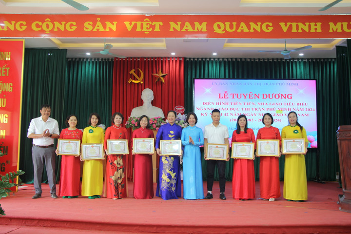 87 thầy, cô giáo được trao danh hiệu Lao động tiên tiến trong dịp này.