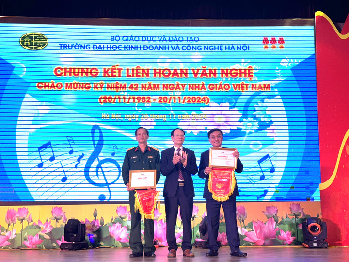 GS.TS. Nguyễn Công Nghiệp, Phó Hiệu trưởng Thường trực nhà trường, trao giải Nhất cho liên hoan văn nghệ chào mừng kỷ niệm 42 năm ngày Nhà giáo Việt Nam.