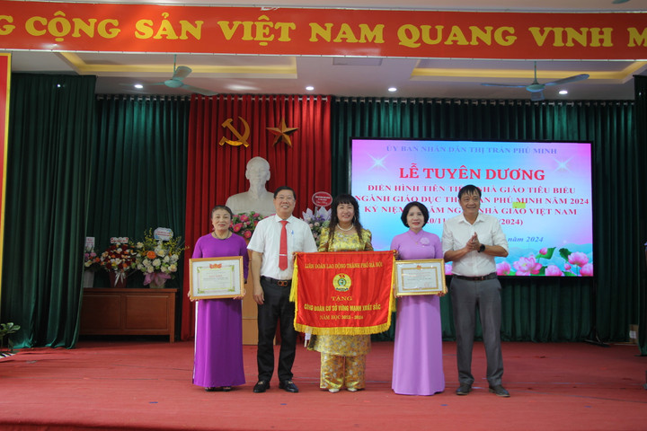 Trường tiểu học thị trấn Phú Minh vinh dự nhận Cờ thi đua của Liên đoàn Lao động TP Hà Nội.
