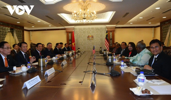 Hai bên nhấn mạnh sự trao đổi thường xuyên giữa lãnh đạo cấp cao hai nước phản ánh sinh động mối quan hệ song phương đang phát triển tốt đẹp.