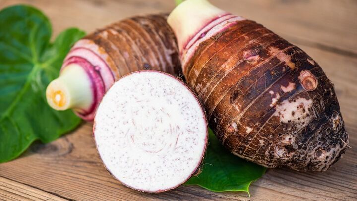 Phần ruột của củ khoai môn ngon có nhiều đường vân tím. (Ảnh: Eater)