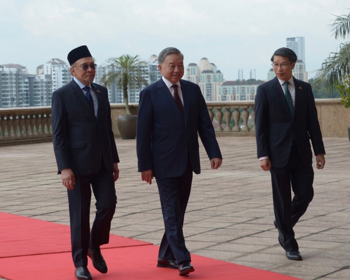 2 nhà lãnh đạo tiến vào buổi hội đàm.