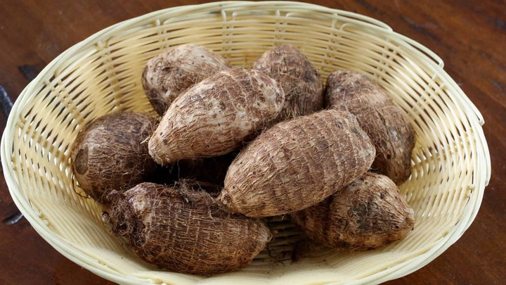 Khoai môn ăn lẩu nên chon loại nặng hay nhẹ là điều mà nhiều người thắc mắc. (Ảnh: Maangchi)