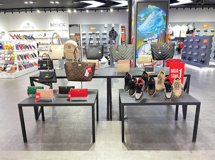Hàng ngàn sản phẩm tại các cửa hàng Biti’s cũng đang được ưu đãi lên đến 50%. (Hình ảnh minh hoạ)