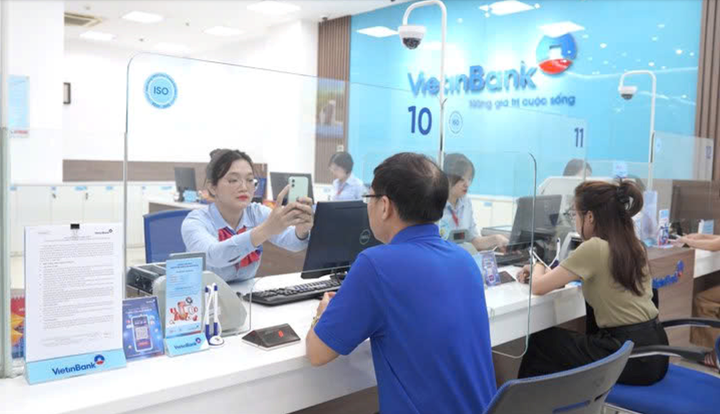 Cán bộ VietinBank hướng dẫn khách hàng xác thực sinh trắc học.