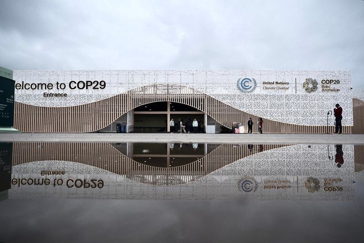 Bên ngoài hội nghị.