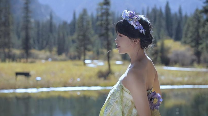 Vẻ đẹp của Lý Tử Thất được người hâm mộ đặt cho danh xưng "tiên nữ đồng quê" (Ảnh: Lý Tử Thất)