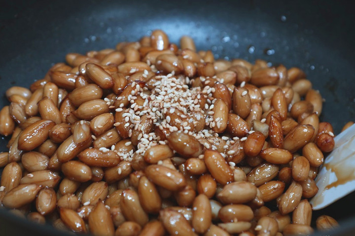 Dầu mè và vừng trắng giúp tăng hương vị món ăn. (Ảnh: 10000recipe)