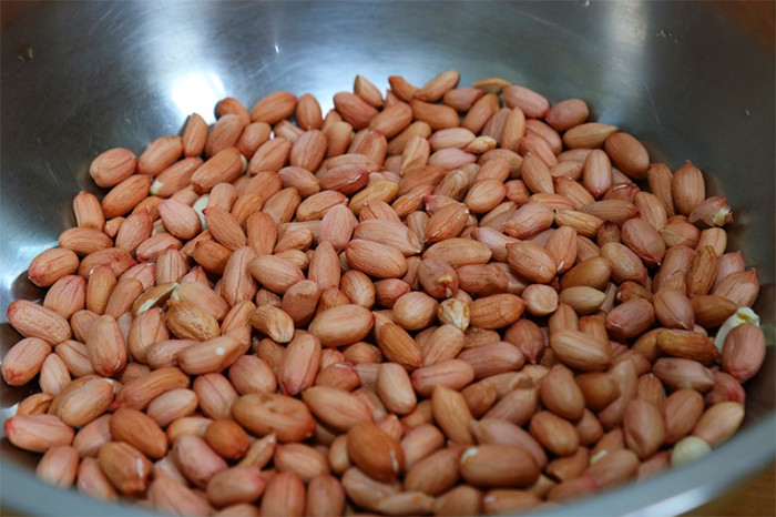 Loại bỏ hạt mốc, hỏng và rửa sạch. (Ảnh: 10000recipe)