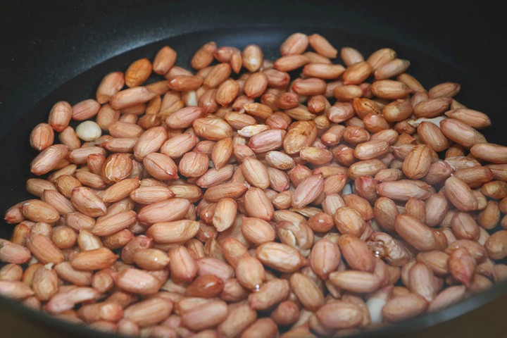Đun lạc trong lửa vừa để lạc chín. (Ảnh: 10000recipe)