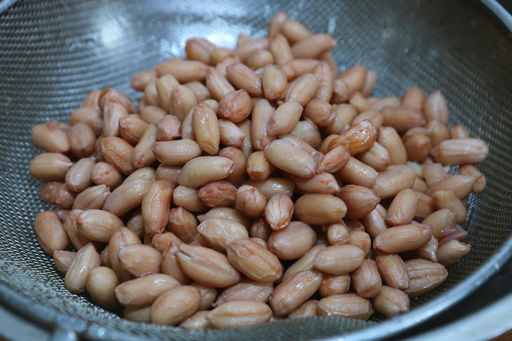 Khi lạc chuyển sang màu nhạt là đã chín, có thể mang lạc ra xả nước lạnh. (Ảnh: 10000recipe)