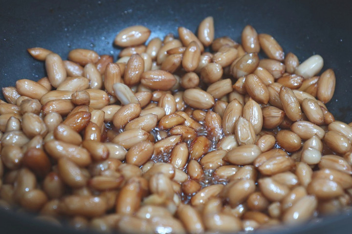 Đun lạc với nước tương, siro trong lửa vừa để ngấm gia vị. (Ảnh: 10000recipe)