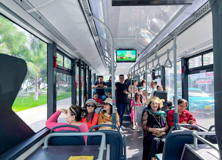 Người dân và du khách Nha Trang hào hứng trải nghiệm buýt điện VinBus - 8