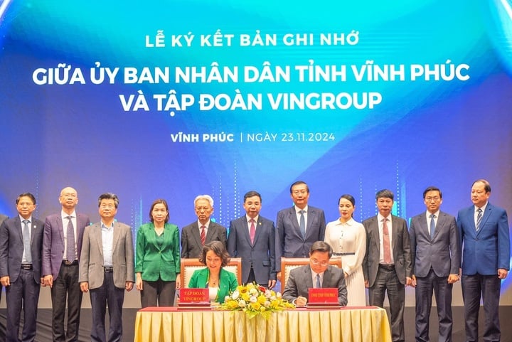 Bà Lê Thị Thu Thuỷ, Phó Chủ tịch Tập đoàn Vingroup và ông Trần Duy Đông, Chủ tịch UBND tỉnh Vĩnh Phúc tại lễ ký kết.