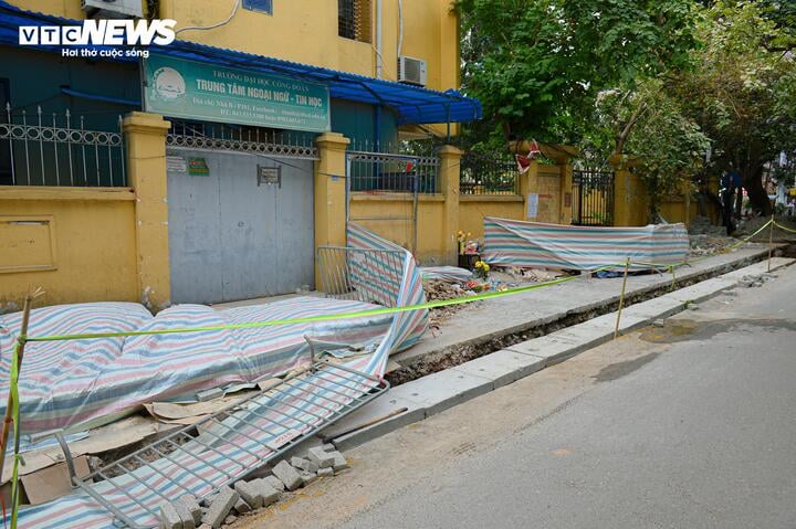 Chủ tịch UBND phường Quang Trung cho biết, qua tìm hiểu thông tin từ người dân xung quanh, xác định đây là tiểu cốt của những người dân bình thường, khoảng 50-70 năm về trước.