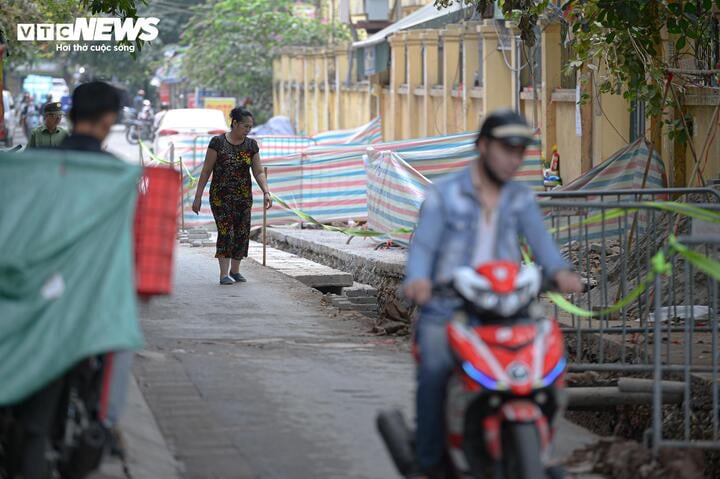 Tại khu vực phát hiện 150 bộ hài cốt, mọi hoạt động buôn bán, sinh hoạt...của người dân vẫn diễn ra bình thường.