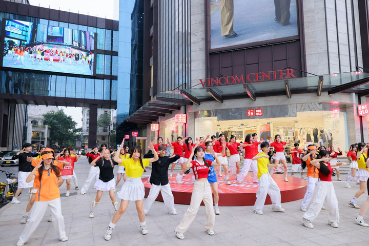 Màn nhảy Flashmob giai điệu Vincom Malliday sôi động tại “Live Duet Dance Challenge”.