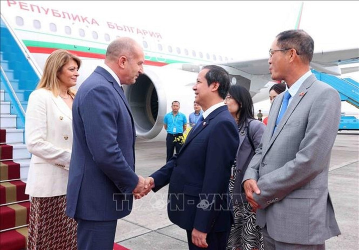 Bộ trưởng Bộ Giáo dục và Đào tạo Nguyễn Kim Sơn đón Tổng thống Cộng hòa Bulgaria Rumen Radev và Phu nhân tại sân bay quốc tế Nội Bài, Hà Nội. (Ảnh: Phạm Kiên/TTXVN)