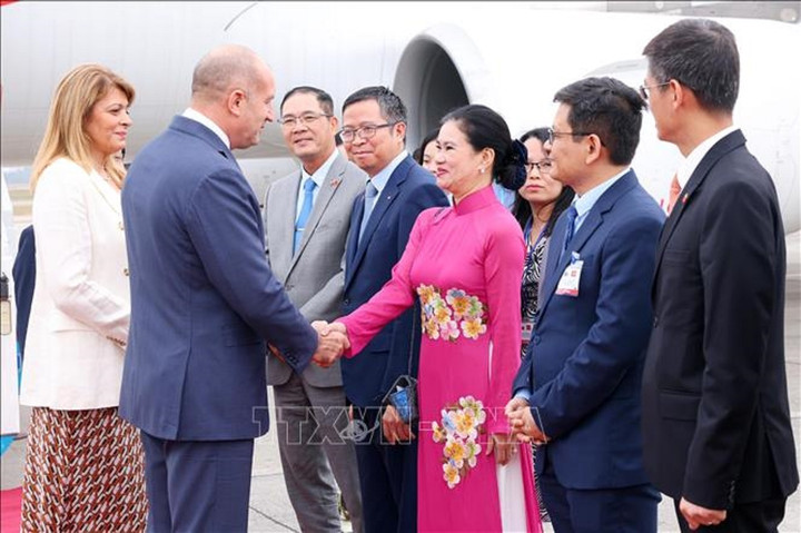 Thứ trưởng Bộ Ngoại giao Phạm Thanh Bình, Đại sứ Việt Nam tại Bulgaria Đỗ Hoàng Long, cùng một số cán bộ của Văn phòng Chủ tịch nước, Bộ Ngoại giao đón Tổng thống Cộng hòa Bulgaria Rumen Radev và Phu nhân tại sân bay quốc tế Nội Bài, Hà Nội. (Ảnh: Phạm Kiên/TTXVN)