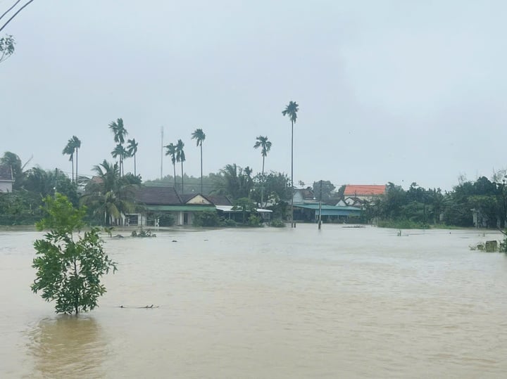 Theo nội dung công điện do lãnh đạo UBND tỉnh Quảng Ngãi ký và phát đi chiều nay, lũ trên các sông Trà Câu, Vệ đang lên và ở mức rất cao. Mực nước lúc 10h ngày 24/11 trên sông Vệ tại trạm Sông Vệ: 4,28m, dưới mức báo động 3 (BĐ3): 0,22m; trên sông Trà Câu tại trạm Trà Câu: 6,16m, trên mức BĐ3: 0,66m. Dự báo, đến chiều nay (24/11), lũ trên sông Trà Câu và sông Vệ tiếp tục duy trì ở mức cao, dao động ở mức BĐ3 đến trên BĐ3. (Ảnh: N.Đ)